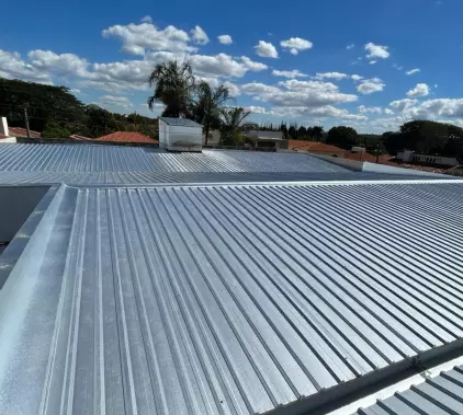 Telha fabricada, entregue e instalada pela mundial Telhas com um lindo céu azul ao fundo. 